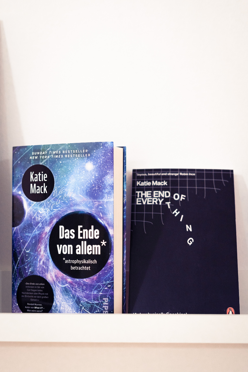 kohsie Bookwall im Februar 2022 mit Clara @themodelreader