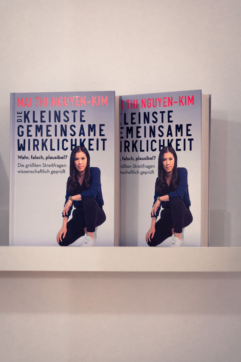 kohsie Bookwall im Februar 2022 mit Clara @themodelreader