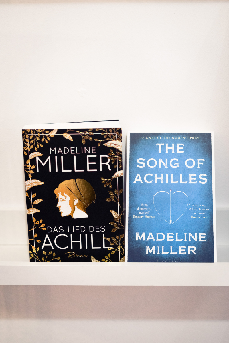 kohsie Bookwall im Februar 2022 mit Clara @themodelreader