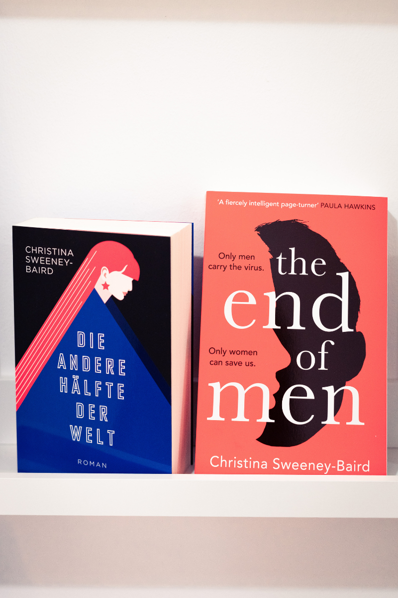 kohsie Bookwall im Februar 2022 mit Clara @themodelreader