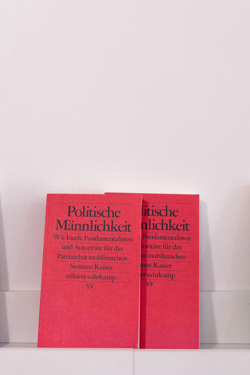 kohsie Bookwall Juli Lara