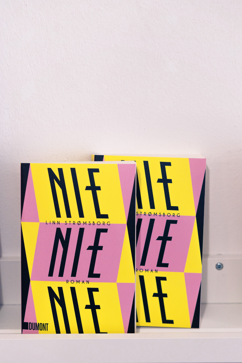 kohsie Bookwall Juli Lara